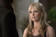 Ringer – Bridget (Sarah Michelle Gellar, r.) versteht die Welt nicht mehr, als Henry (Kristoffer Polaha, l.) ihr Dinge vorwirft, die sie nicht getan hat. Ahnt sie, dass Siobhan ihre Finger im Spiel hat?