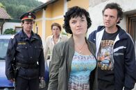 Vier Frauen und ein Todesfall – (v.li.) Raimund Wallisch (Paulmichl), Adele Neuhauser (Julie), Sophia Freynhofer (Gabi Lettner), Roland Silbernagl (Jackie).