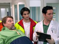 In aller Freundschaft – Der Fliesenleger Hans Lambert (Jürgen von der Lippe, links) wird nach einem Unfall vom Notarzt (Roman Petermann, Mitte) in die Sachsenklinik eingeliefert. Als Dr. Brentano (Thomas Koch) die beiden in Empfang nimmt, pfeift Hans Lambert schon wieder hübschen Patientinnen hinterher.