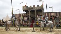 Die Welt der Ritter – Ritter ohne Furcht und Tadel: Bei den höfischen Turnieren konnte man nicht nur Ruhm, Ehre und die Gunst seiner Dame gewinnen, sondern auch seinen Lebensunterhalt bestreiten.