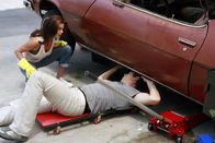 Desperate Housewives – Lynette hadert damit, Carlos von ihrer Schwangerschaft zu erzählen, während Susan (Teri Hatcher, l.) beweisen will, dass Danny (Beau Mirchoff, r.) hinter dem Angriff auf Julie steckt ...
