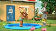 Pip und Posy – Posy spielt Meeresforscherin im Planschbecken. Pip soll mitspielen, ihm ist das Wasser aber noch zu kalt.
