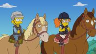 Die Simpsons – Lisa (l.); Addy (r.)