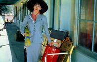 Out of Rosenheim – Die geheimnisvolle Tätowiererin Debby (Christine Kaufmann) verlässt das Hotel, da es ihr „zu harmonisch“ geworden ist.