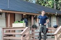 Hawaii Five-0 – Nicht ganz freiwillig müssen Steve (Alex O'Loughlin, r.) und Lou Grover (Chi McBride, l.) in einem neuen Fall zusammenarbeiten ...