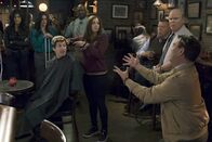 Brooklyn Nine-Nine – (v.l.n.r.) Jake Peralta (Andy Samberg); Rosa Diaz (Stephanie Beatriz); Scully (Joel McKinnon Miller); Hitchcock (Dirk Blocker); Charles Boyle (Joe Lo Truglio)