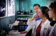 Die Inselärztin – Filipa (Anja Knauer), Daniel (Tobias Licht) und Labortechnikerin Sarah (Sophie Pfennigstorf, re.) stehen vor einem Rätsel.; ARD Degeto DIE INSELÄRZTIN - DAS RÄTSEL Uhr im ERSTEN. Filipa (Anja Knauer), Daniel (Tobias Licht) und Labortechnikerin Sarah (Sophie Pfennigstorf, re.) stehen vor einem Rätsel.