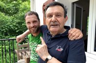 GEO Reportage – Einmal im Monat besucht Jeannot Lukugaray (re.) Ellande Alfaro (li.). Jeannot hat dem Jüngeren beigebracht, wie man einen richtigen Pelotaball herstellt.