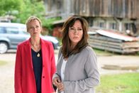 Frühling – Katja Baumann (Simone Thomalla, r.) unterstützt ihre Freundin Lehrerin Michelle Schmid (Johanna Klante) in ihrem Umgang mit dem schwierigen Schüler Freddie.