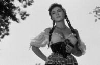Fanfan, der Husar – Adeline (Gina Lollobrigida), die hübsche Tochter des Sergeant La Franchise, gibt vor, eine Wahrsagerin zu sein und prophezeit Fanfan ein glorreiches Leben, wenn er in die Armee eintritt.
