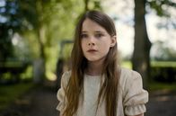 The Quiet Girl – Cáit (Catherine Clinch) erfährt von einer Frau aus Eibhlíns Bekanntenkreis das Geheimnis des Paares.