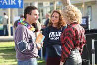 The Goldbergs – (v.li.) Troy Gentile (Barry Goldberg), Annie Mumolo (Betsy Rubenstone), Wendi McLendon-Covey (Beverly Goldberg).