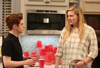 The Mick – Chip (Thomas Barbusca, l.) schließt einen Deal mit Farble (Lela Jane Cortines, r.), den er wohl noch bereuen wird ...