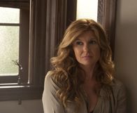 American Horror Story – Die jüngsten Geschehnisse veranlassen Vivien (Connie Britton) dazu, das Haus so schnell wie möglich zu verkaufen, was sich schwieriger gestaltet als gedacht ...