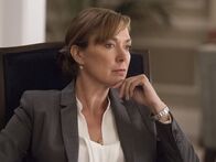 Homeland – Da Carrie den Informanten des FBI Saad aufgefordert hat, für Sekou auszusagen, lässt der Richter den geplanten Deal platzen. Währenddessen versucht Dar Adal, die zukünftige Präsidentin Keane (Elizabeth Marvel) von einem härteren strategischen Vorgehen gegen den Iran zu überzeugen ...