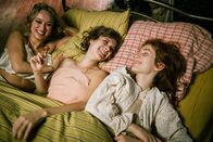 Babylon Berlin – Vera (Caro Kult), Charlotte (Liv Lisa Fries, Mitte) und ihre Schwester Toni (Irene Böhm, re.)