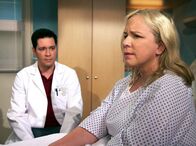 In aller Freundschaft – Bei der Operation von Birgit Jäger (Bettina Kupfer) konnte Dr. Philipp Brentano (Thomas Koch) tatsächlich einen Gallenstein finden und entfernen. Leider hat der Arzt dabei auch festgestellt, dass eine Wucherung Birgits Gallengang verengt - Birgit hat Krebs.
