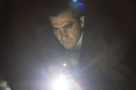 Prisoners – Muss nicht nur einen Kindesentführer stellen, sondern auch einen zu allem entschlossenen Vater in Schach halten: Detective Loki (Jake Gyllenhaal) ...