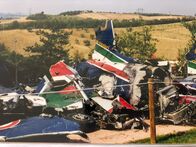 zeit.geschichte: Protokoll einer Katastrophe – Wrackteile eines Flugzeugs der Kunstflugstaffel Frecce Tricolori.