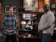 Last Man Standing – Mike Baxter (Tim Allen, l.); Chuck Larabee (Jonathan Adams, r.)