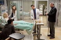 Dr. House – Eine schwierige Entscheidung muss getroffen werden. Frankie (Laura Prepon, 2.v.l.) könnte eventuell keine Kinder mehr bekommen. Freund Taylor (Adam Rothenberg, vorne), Dreizehn (Olivia Wilde, 2.v.l.), Chase (Jesse Spencer, 2.v.r.) und House (Hugh Laurie, r.) beraten sich ...