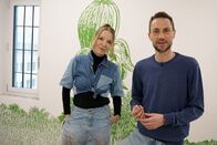 Kulturplatz – Künstlerin Karoline Schreiber und Host Nino Gadient vor Gefängniskunst; Kulturplatz Kunst im Gefängnis – Nutzlos oder nötig? Künstlerin Karoline Schreiber und Host Nino Gadient vor Gefängniskunst Copyright: SRF