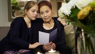 In aller Freundschaft – Charlotte Gauss (Ursula Karusseit, re.) und Lisa Schroth (Ella Zirzow, li.) sind in ihrer tiefen Trauer sehr berührt, wie viele Menschen an Pias Tod teilhaben.