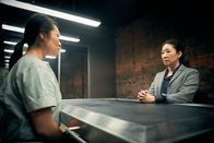Killing Eve – Als Eve (Sandra Oh, r.) klar wird, dass gewöhnliche Verhörmethoden bei einer professionellen Killerin wie dem "Geist" (Jung Sun den Hollander, l.) sinnlos sind, hat sie eine Idee.