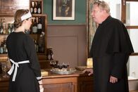 Father Brown – Father Brown (Mark Williams, r.) bemerkt die Verletzung an Simones (Grace Cassidy, l.) Hand.