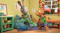 Pip und Posy – Die Freunde sind im Dino-Fieber, auch wenn Posy lieber etwas anderes mit Pip spielen würde.