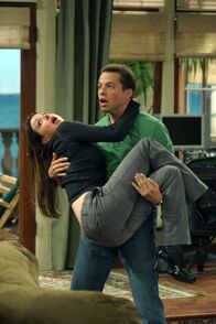 Two and a Half Men – Alan (Jon Cryer, r.) freut sich, als er erfährt, dass Judith (Marin Hinkle, l.) mit ihrem Freund Schluss gemacht hat ...