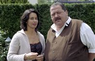 Die Rosenheim-Cops – Zunächst wollte Ingrid Taubenthaler (Katharina Müller-Elmau) ihren alten Schulfreund Korbinian Hofer (Joseph Hannesschläger) diskret bei einer dummen Geschichte mit einem Kaufhausdetektiv um einen Gefallen bitten, aber nun ist der ermordet worden und die Diskretion ist hin.
