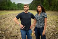 Under the Dome – Noch immer ahnt Barbie (Mike Vogel, l.) nicht, wer Eva (Kylie Bunbury, r.) wirklich ist ...