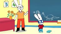 Simon – Auch die Klassenlehrerin (l.) macht bei Simons (r.) Spaß mit und freut sich über den Besuch von "Superhase" in ihrem Unterricht.