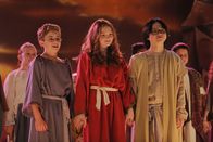 The Goldbergs – (v.li.) Sean Giambrone (Adam Goldberg), Natalie Alyn Lind (Dana Caldwell), Kenny Ridwan (Dave Kim).