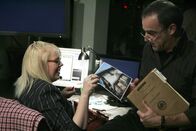 Criminal Minds – Suchen nach Hinweisen: Penelope Garcia (Kirsten Vangsness, l.) und Special Agent Jason Gideon (Mandy Patinkin, r.) ....