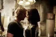 Underworld – Die junge Vampirin Selene (Kate Beckinsale) und Werwolf Michael Corvin (Scott Speedman) kommen sich näher.