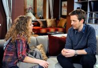Rote Rosen – ARD ROTE ROSEN FOLGE 1904 Uhr im ERSTEN. Fabian (Jannik Nowak, r.) ist vor den Kopf gestoßen, als Nathalie (Lara Maria Wichels, l.) seine Avancen ausschlägt.