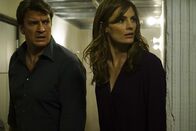 Castle – Castle (Nathan Fillion, l.) trifft sich angeblich mit einem berühmten Schriftsteller und muss schließlich erkennen, dass er einem Psychopathen damit in die Fänge gegangen ist. Als Beckett (Stana Katic, r.) erkennt, dass Castle gekidnappt wurde, setzt sie alles daran, ihn aus dem perfiden Spiel des geistig Kranken zu befreien ...