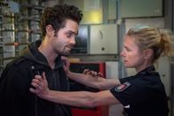 Notruf Hafenkante – Leo (Max Befort, l.) arbeitet mit allen Tricks, um Franzi (Rhea Harder-Vennewald, r.) daran zu hindern, ihn zur Befragung ins Revier zu bringen.
