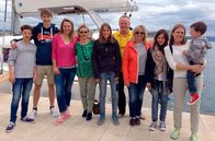 Auf dem Segelboot in Kroatien – v.l.) wagt das Abenteuer zusammen mit zwei anderen Müttern und fünf Kindern zwischen 4 und 17 Jahren: eine Woche Inselhopping mit einem Katamaran. Dank des Skipper-Ehepaares werden die Landratten schnell zu echten Seebären.