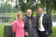 SOKO Kitzbühel – (v.li.) Andrea L'Arronge (Gräfin Schönberg), Rolf Hoppe (Manninger/Santigo), Peter Lerchbaumer (Bürgermeister).