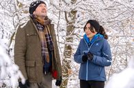 Sturm der Liebe – Lale (Yeliz Simsek, r.) ist dankbar, als ein Unbekannter (Philipp Rafferty, l.) freundlich hilft.