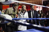 Bones - Die Knochenjägerin – Dr. Gordon Wyatt (Stephen Fry, l.) begleitet Brennan (Emily Deschanel) und Booth (David Boreanaz) bei ihren Ermittlungen, die zu einem Zwergen-Wrestling-Kampf führen.