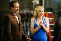 Monk – Natalie (Traylor Howard) bekommt tatsächlich den Job als neue Lottofee einer Lotterie-Gesellschaft. Wird Monk (Tony Shalhoub) nun in Zukunft auf seine Mitarbeiterin verzichten müssen?