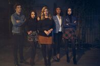 Pretty Little Liars: The Perfectionists – (v.l.n.r.) Dylan Walker (Eli Brown); Mona Vanderwaal (Janel Parrish); Alison DiLaurentis (Sasha Pieterse); Caitlin Lewis (Sydney Park); Ava Jalali (Sofia Carson)