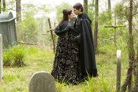 Salem – Hat Mary (Janet Montgomery, l.) tatsächlich überhaupt keine Gefühle für Sebastian (Joe Doyle, r.)?