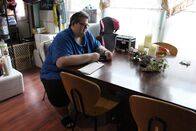 Mein Leben mit 300 kg – Aaron sitting at kitchen table