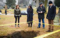Elementary – L-R: Kitty (Ophelia Lovibond), Joan (Lucy Liu), Gregson (Aidan Quinn) und Sherlock (Jonny Lee Miller)