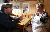 Mord mit Aussicht – Klaus Romanski (Aljoscha Stadelmann, l.) verrät Heike Schäffer (Petra Kleinert, r.), warum er ausgerechnet sie als Geisel genommen hat: Der Duft ihres Gulasch hat ihn in ihr Haus gelockt.